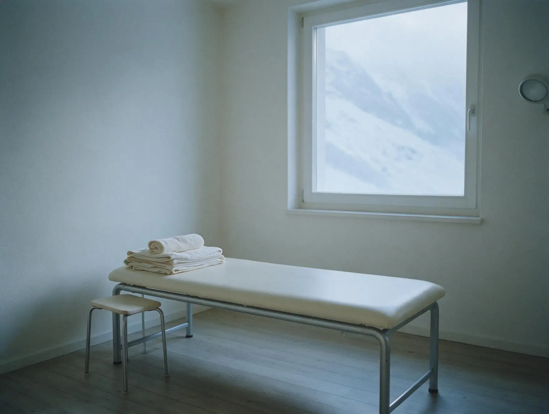Ruhiger Behandlungsraum mit Fensterlicht